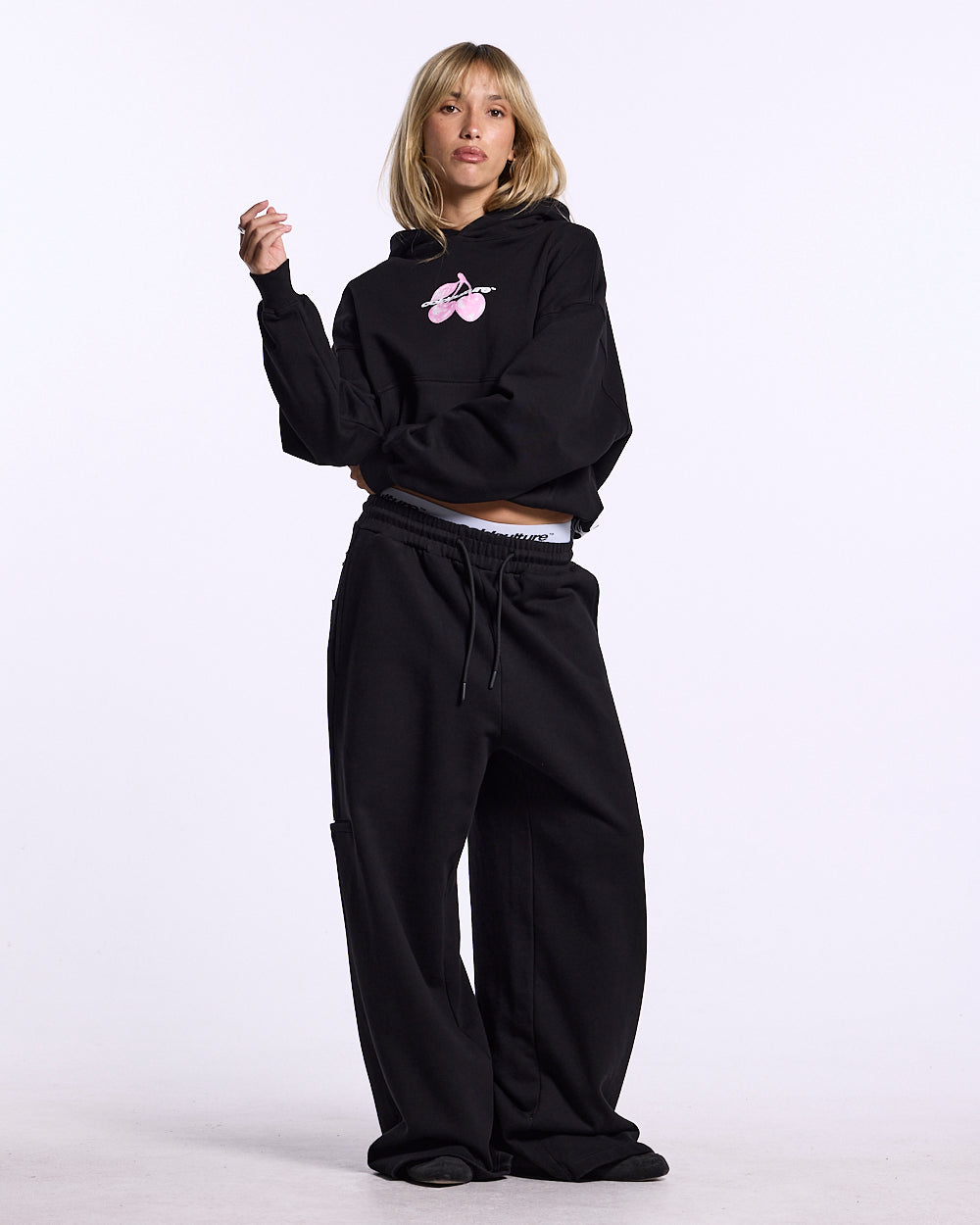 BERRY HOODIE BLACK