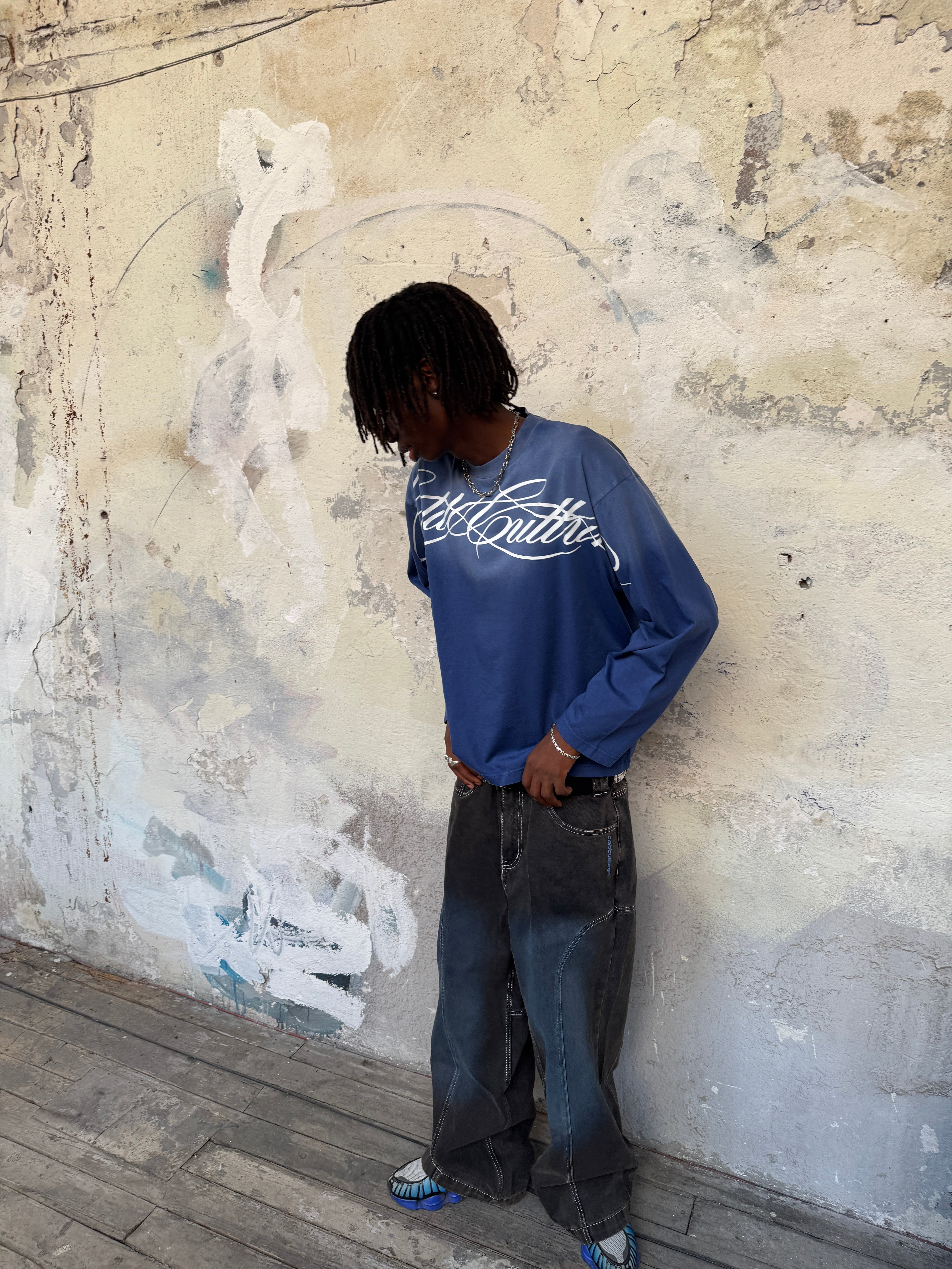 CROSSED SCRIPT LONGSLEEVE VIBRANT BLUE