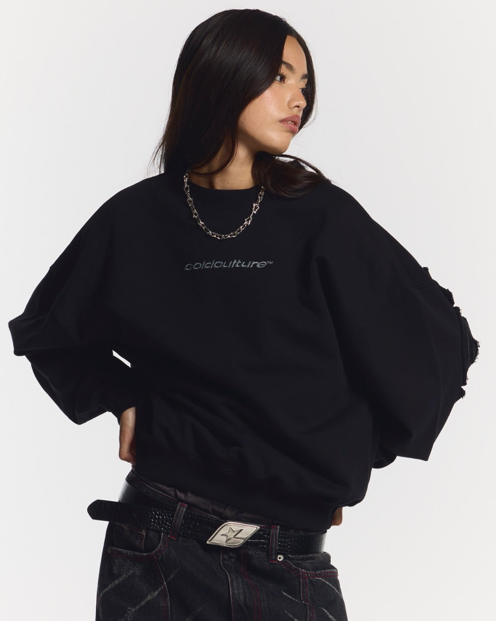 DISTRESS CURVED CREWNECK BLACK