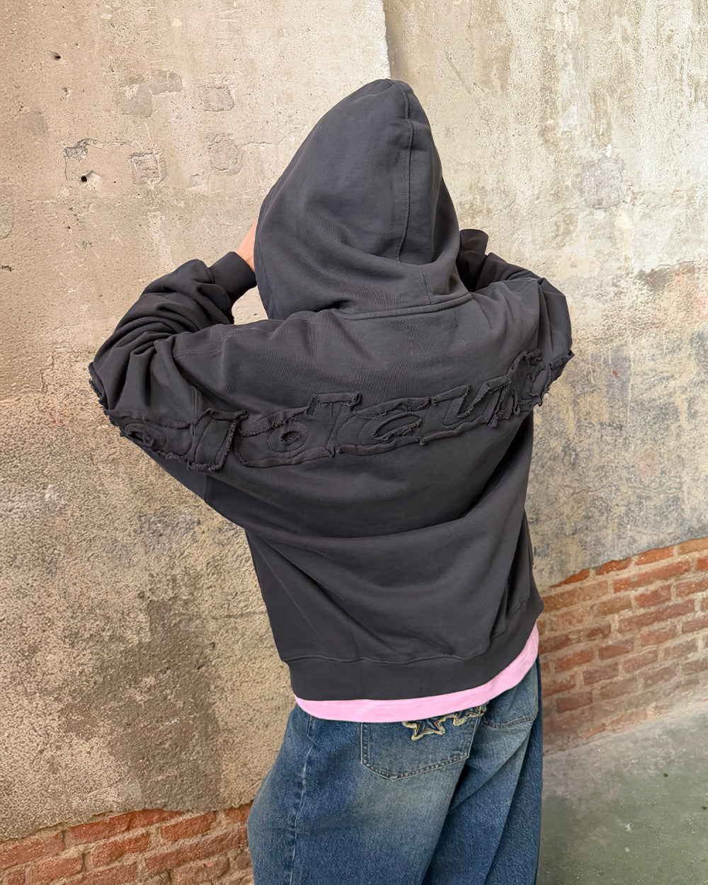 DISTRESS CURVED ZIP HOODIE DARK GREY