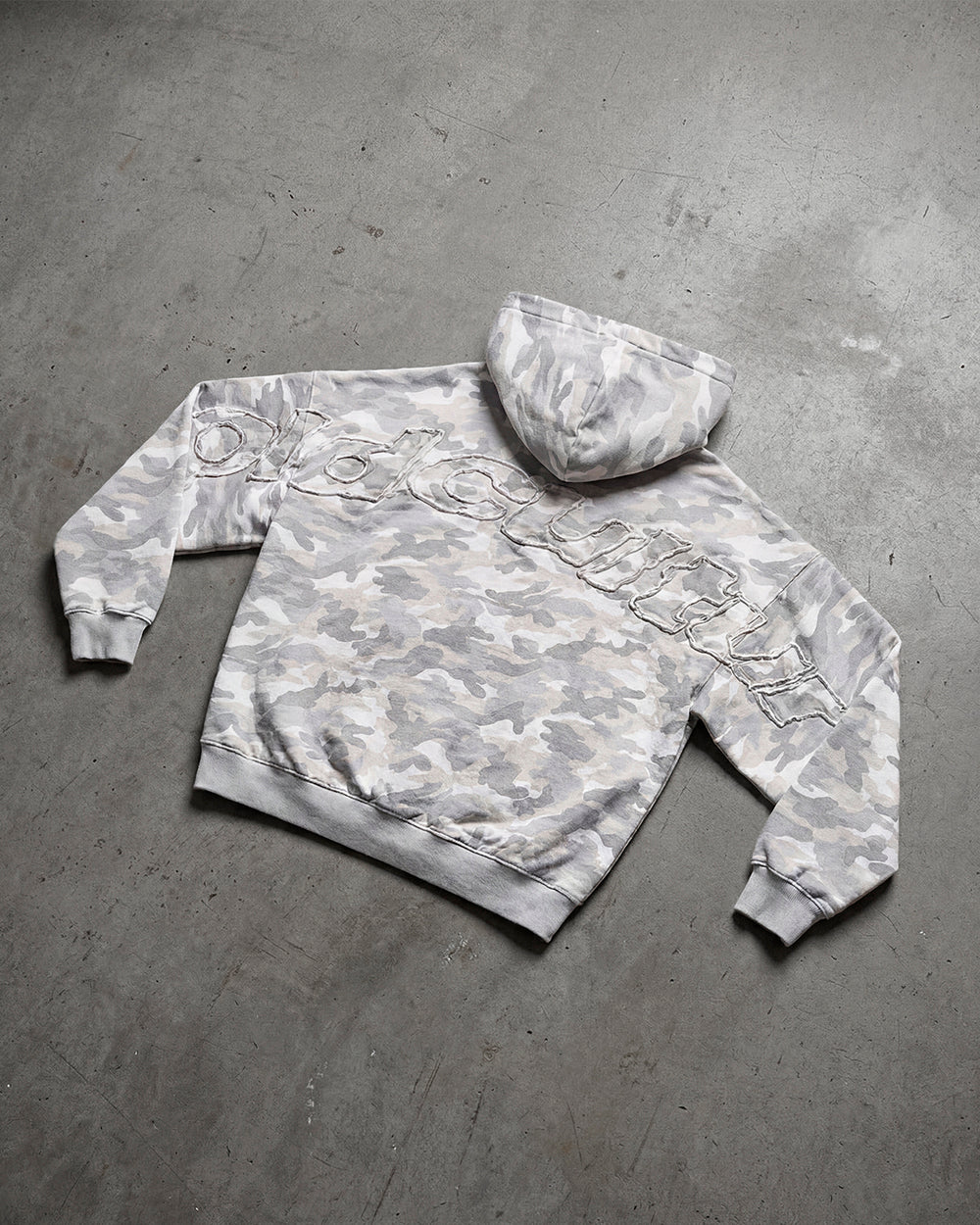 DISTRESS CURVED HOODIE CAMO GREY