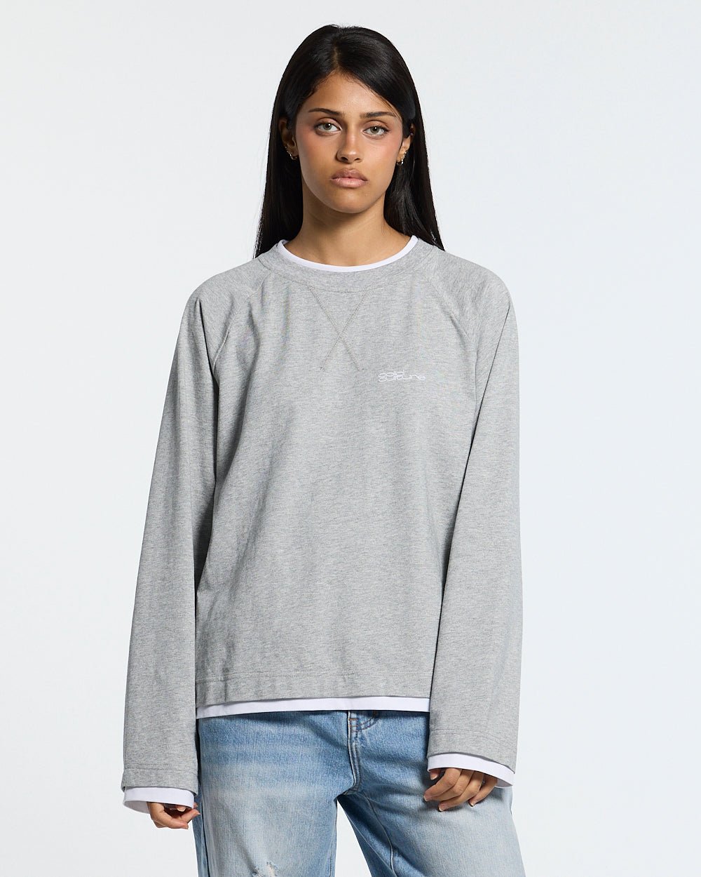 CAPUCCINO LONGSLEEVE HEATHER GREY - heather grey longsleeve tee, front view on female model - Cold Culture #woman