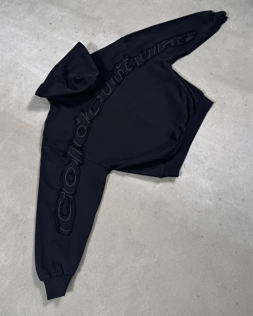 DISTRESS CURVED HOODIE BLACK - Cold Culture