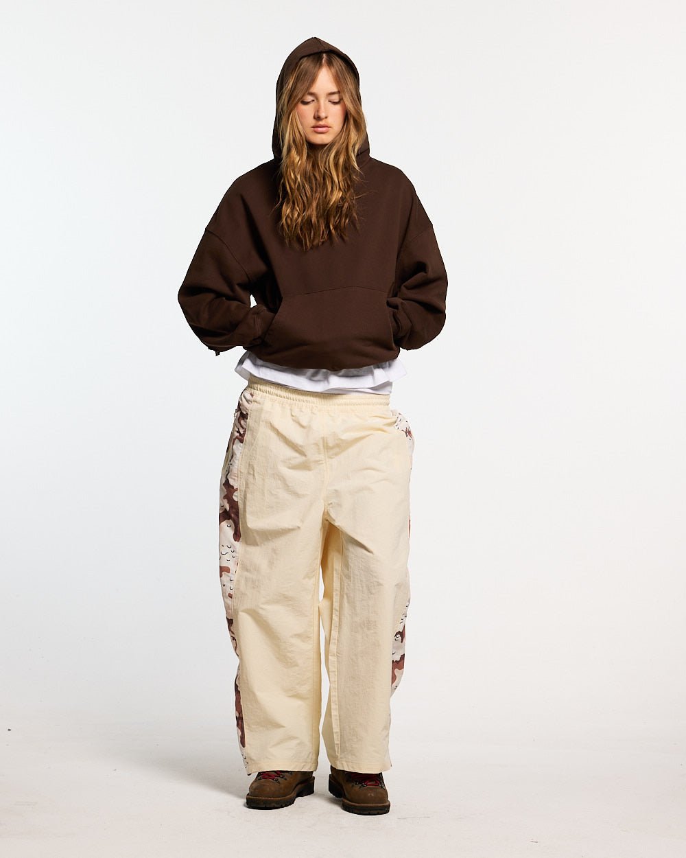 DISTRESS CURVED HOODIE BROWN - Cold Culture #woman