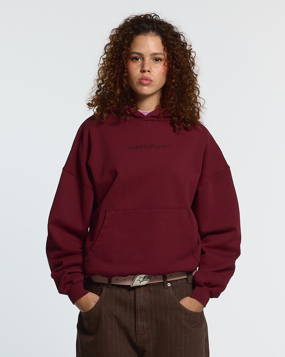 DISTRESS CURVED HOODIE BURGUNDY - Cold Culture