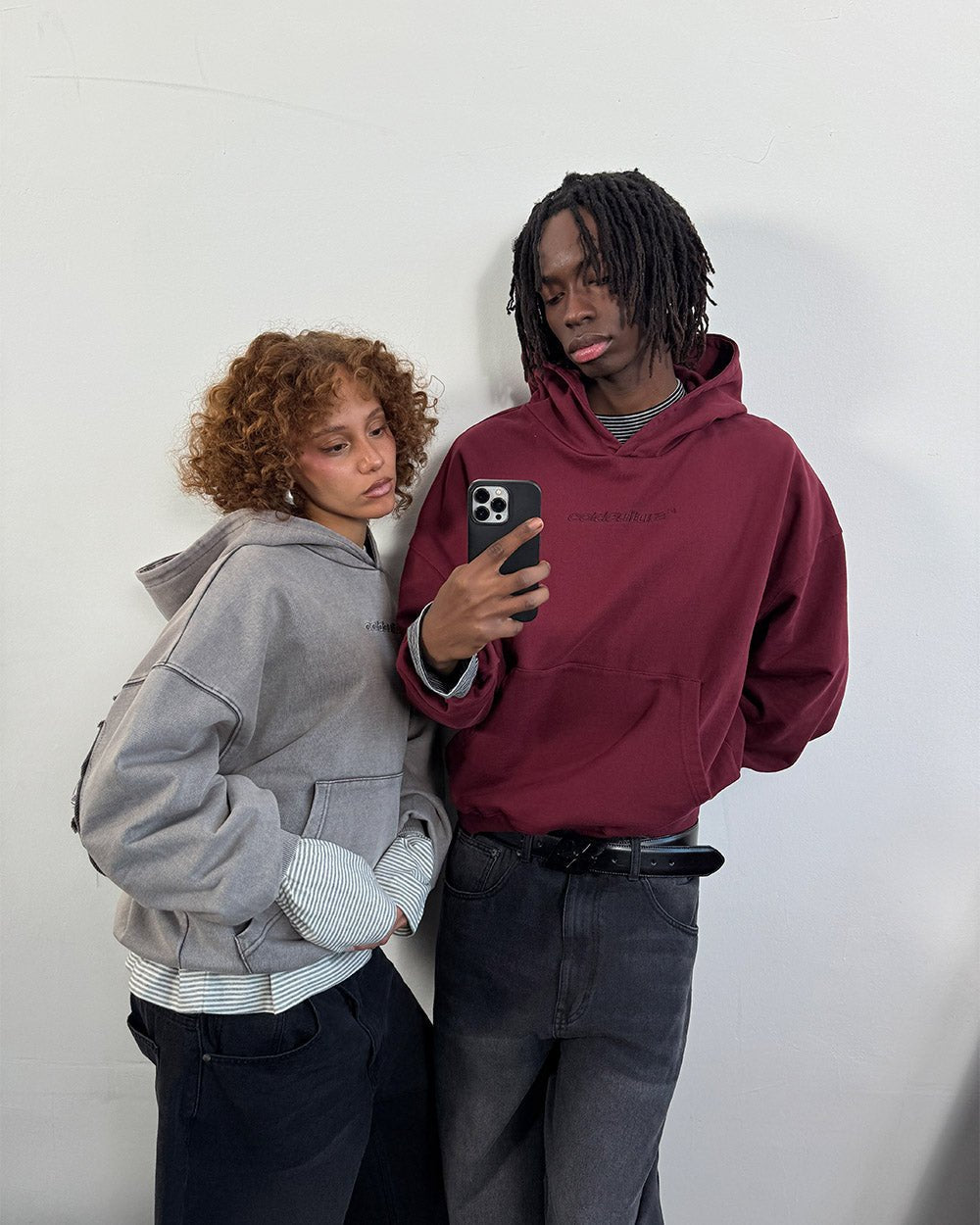 DISTRESS CURVED HOODIE BURGUNDY - Cold Culture