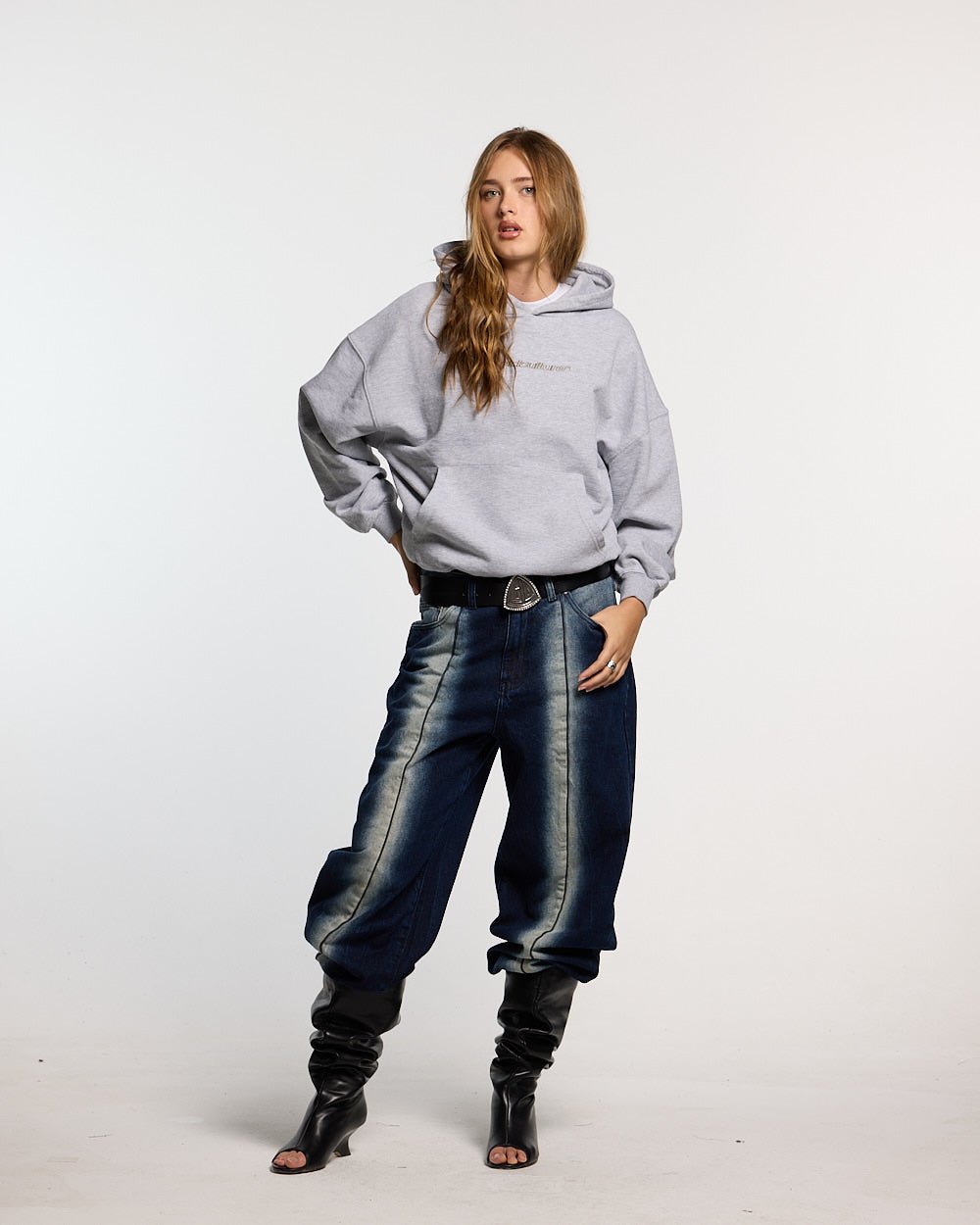 DISTRESS CURVED HOODIE LIGHT GREY - Cold Culture #woman