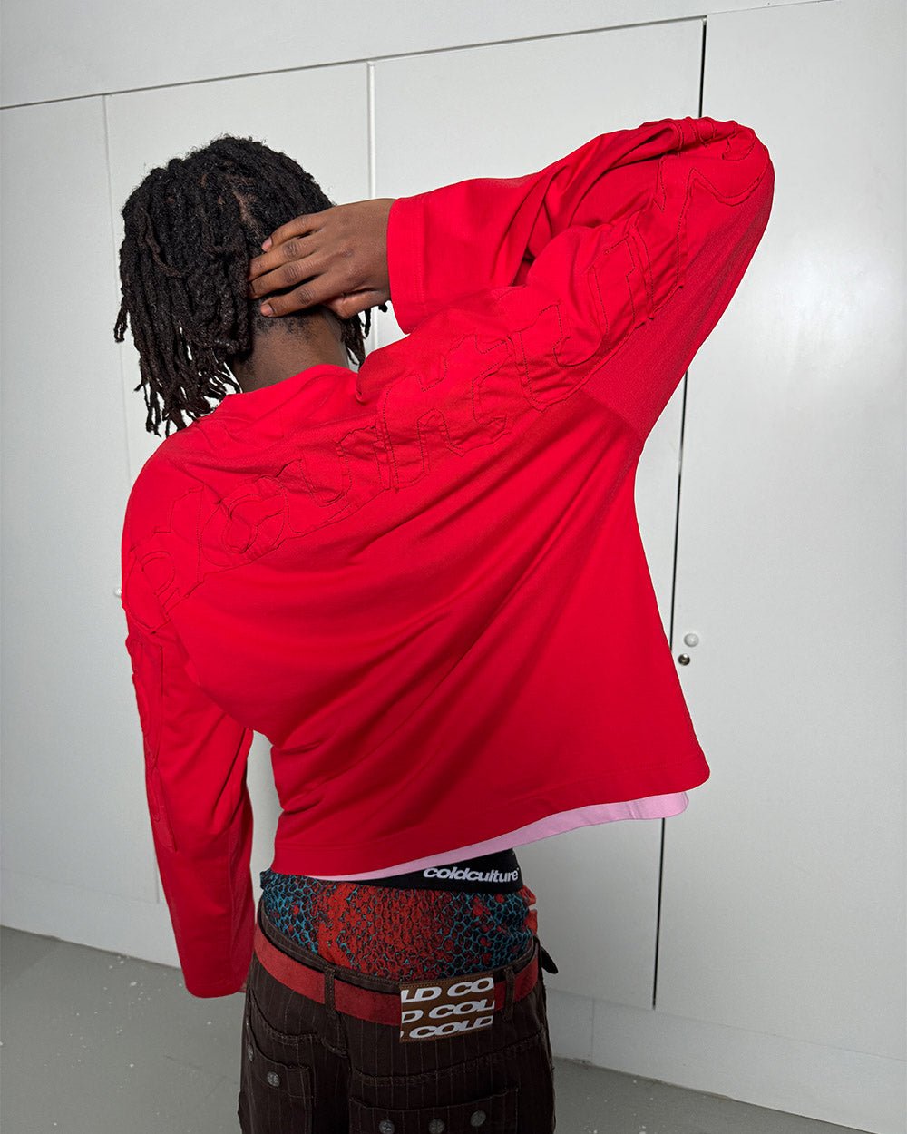 DISTRESS CURVED LONGSLEEVE RED - Cold Culture