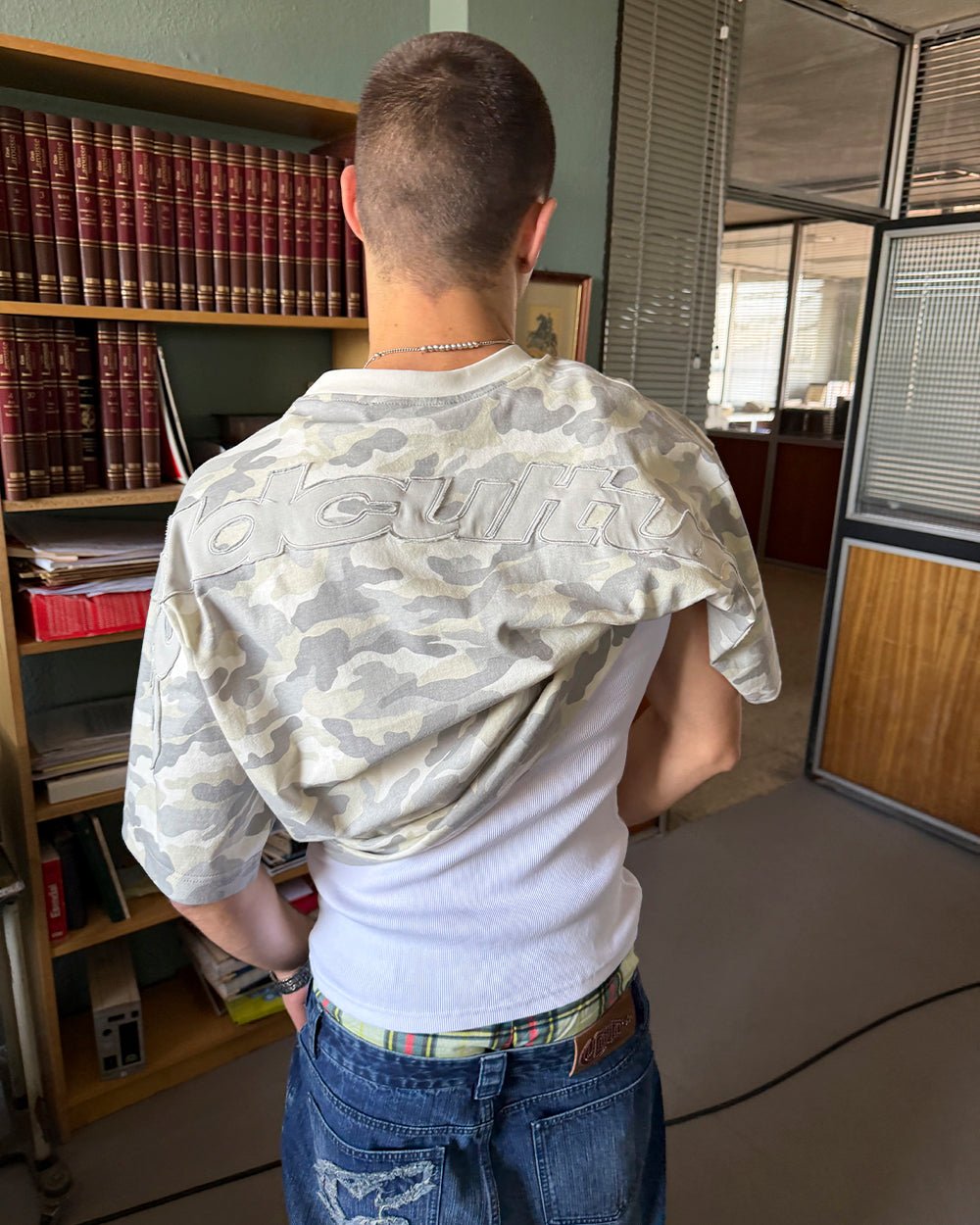 DISTRESS CURVED TEE CAMO GREY - Cold Culture