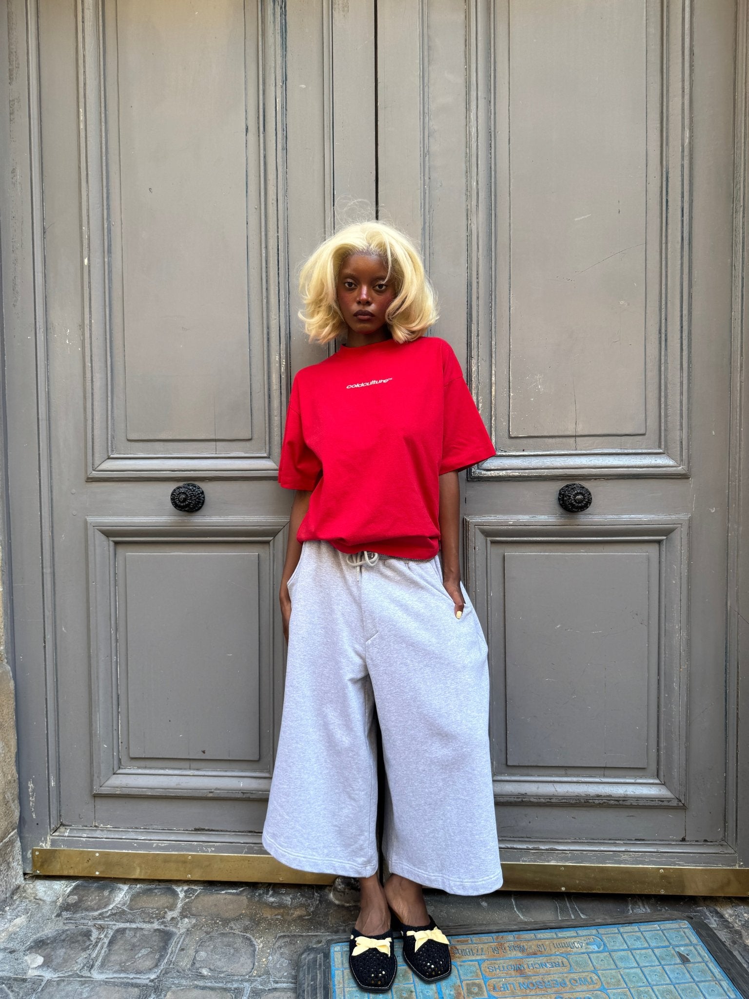 DISTRESS CURVED TEE RED - red distressed tee, front view on female model - Cold Culture