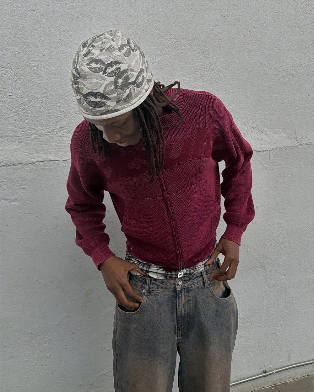 DISTRESS CURVED ZIP KNIT BURGUNDY - Cold Culture