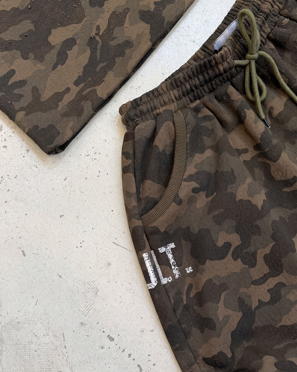 FRONT LINE JORTS GREEN - green camo shorts, detail close-up - Cold Culture