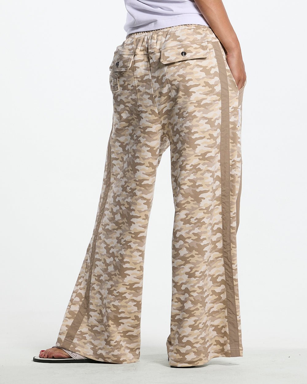 NEUTRAL FIELD SWEATPANTS CAMO - beige camo sweatpants, back view on female model - Cold Culture