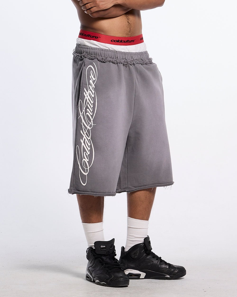 SCRIPT SHORT ANTRACITE GREY - Cold Culture