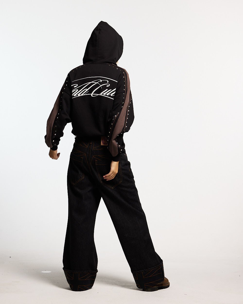 SCRIPT STUDS HOODIE BLACK - Cold Culture #woman