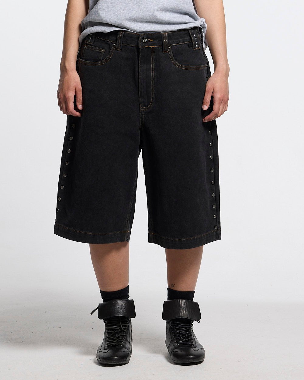 STUDS SHORT BLACK - Cold Culture