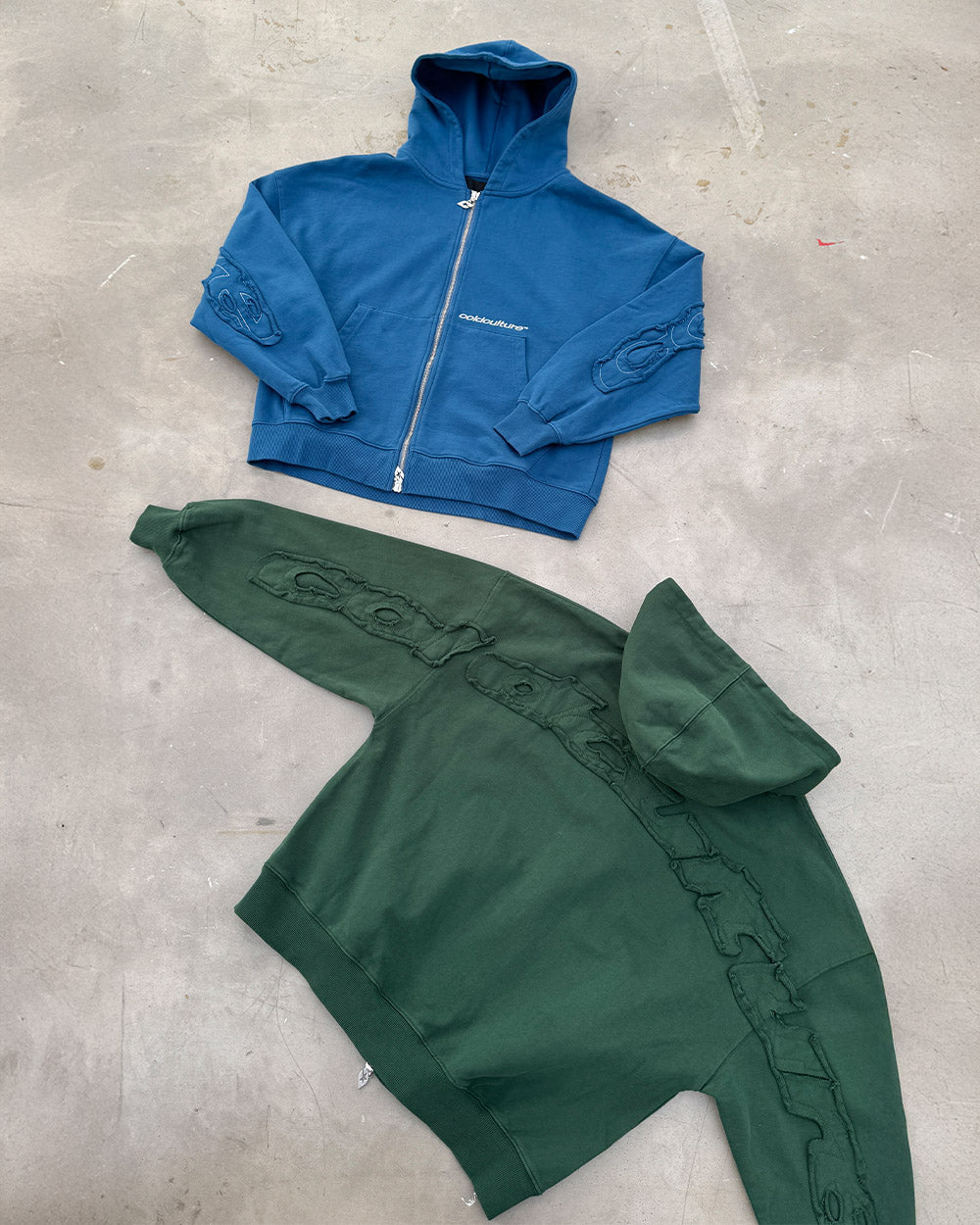 DISTRESS CURVED ZIP HOODIE GREEN