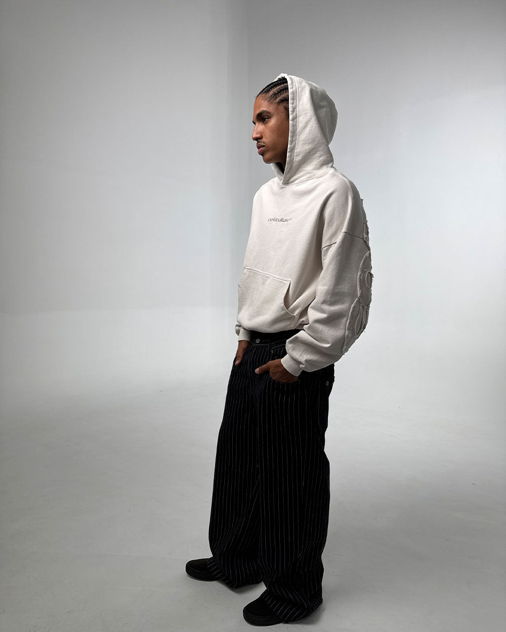 DISTRESS CURVED HOODIE CREAM