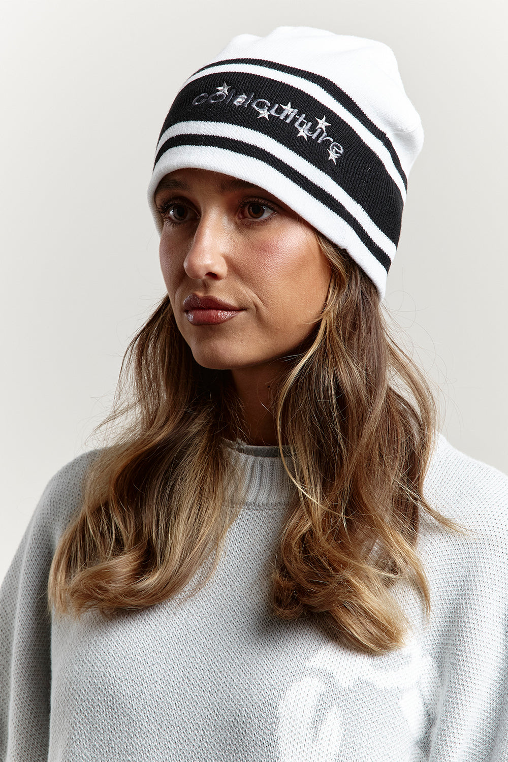 STARS STRAP BEANIE WHITE