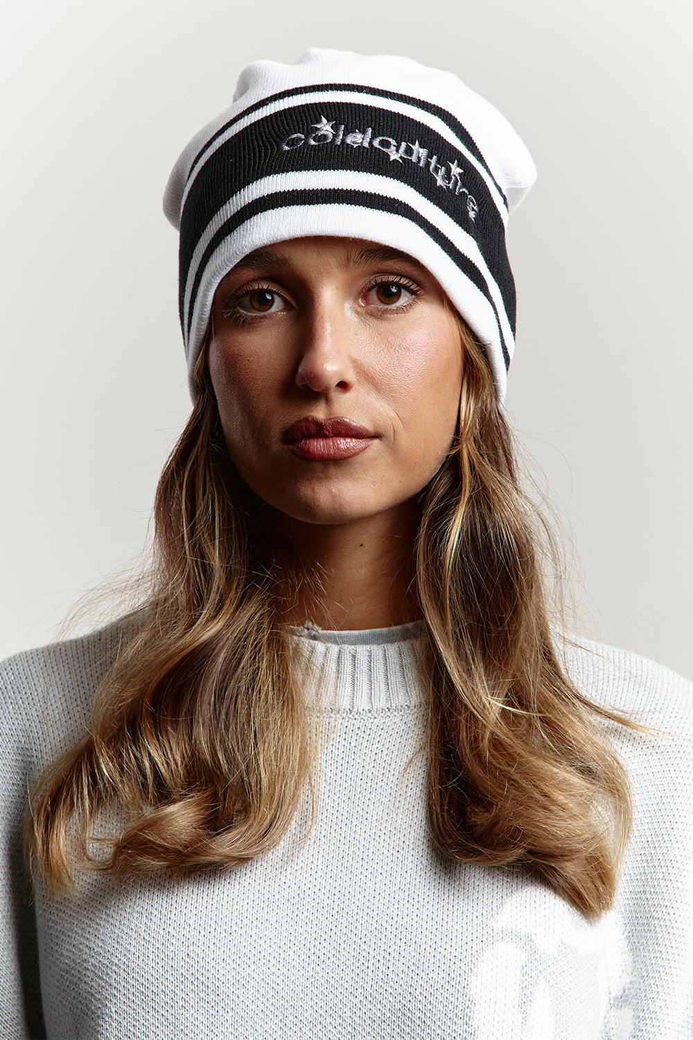 STARS STRAP BEANIE WHITE