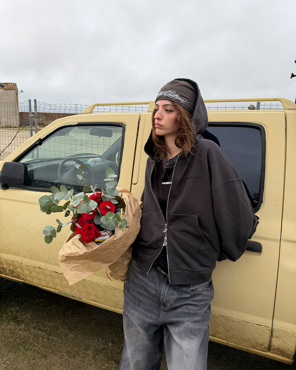 DISTRESS CURVED ZIP HOODIE DARK GREY