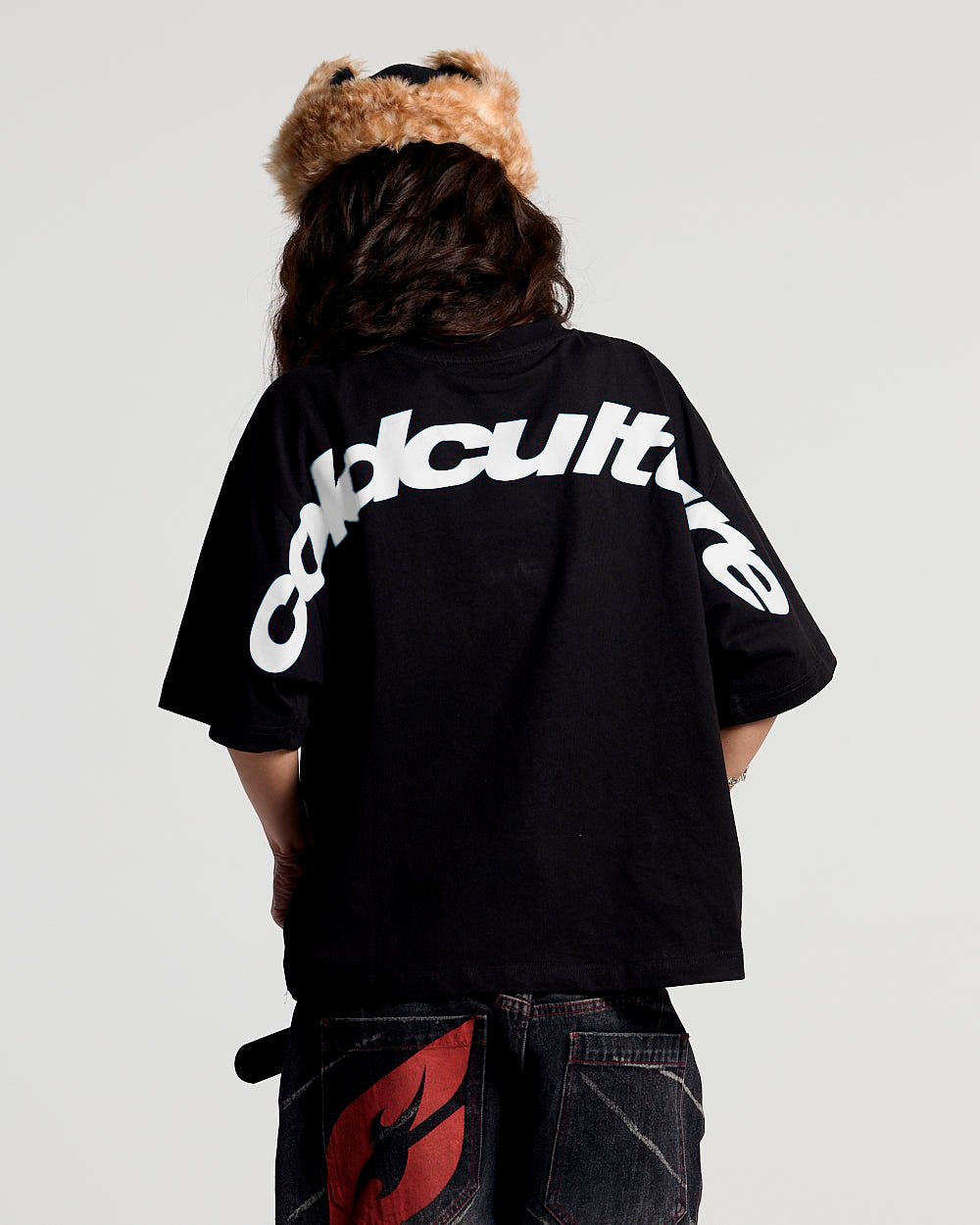 CURVED TEE BLACK & WHITE