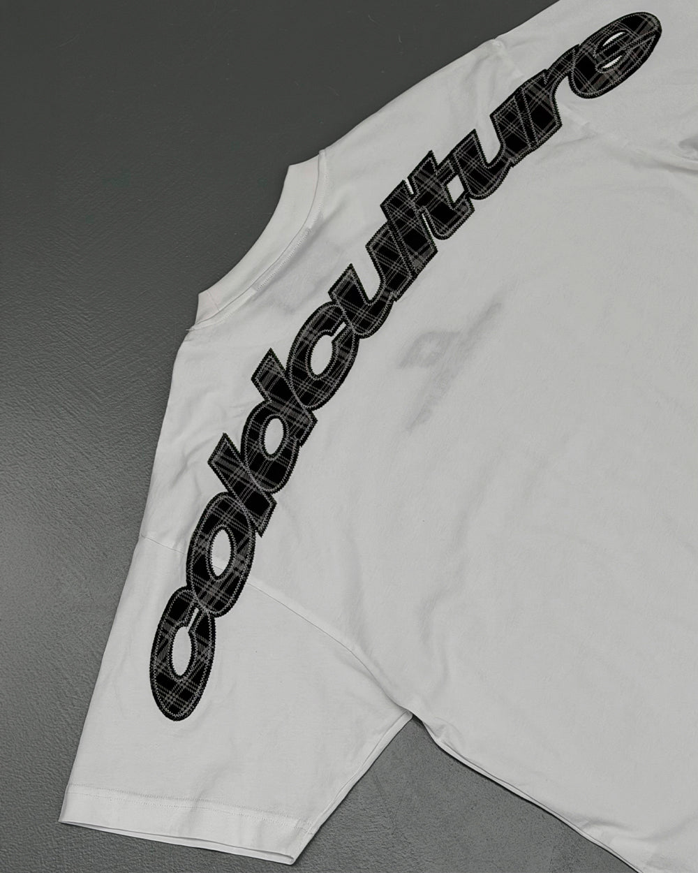 TARTAN DISTRESS CURVED TEE WHITE