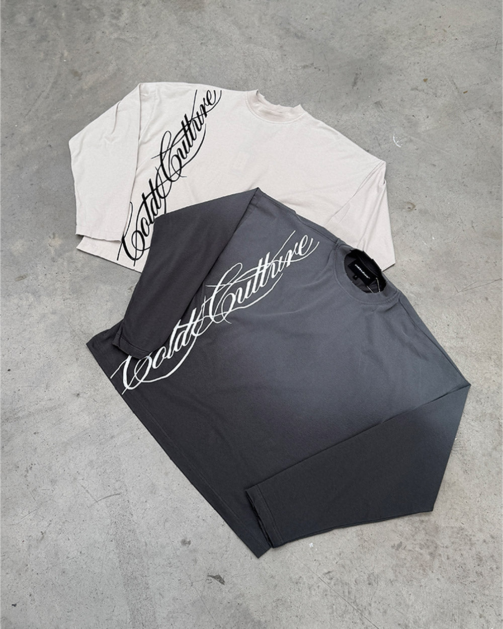 SCRIPT LONGSLEEVE TEE LIGHT GREY