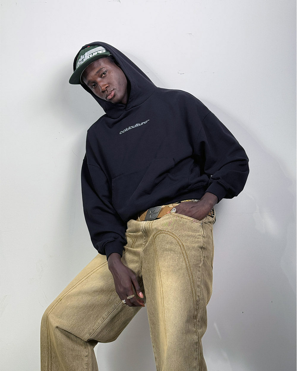 DISTRESS CURVED HOODIE BLACK