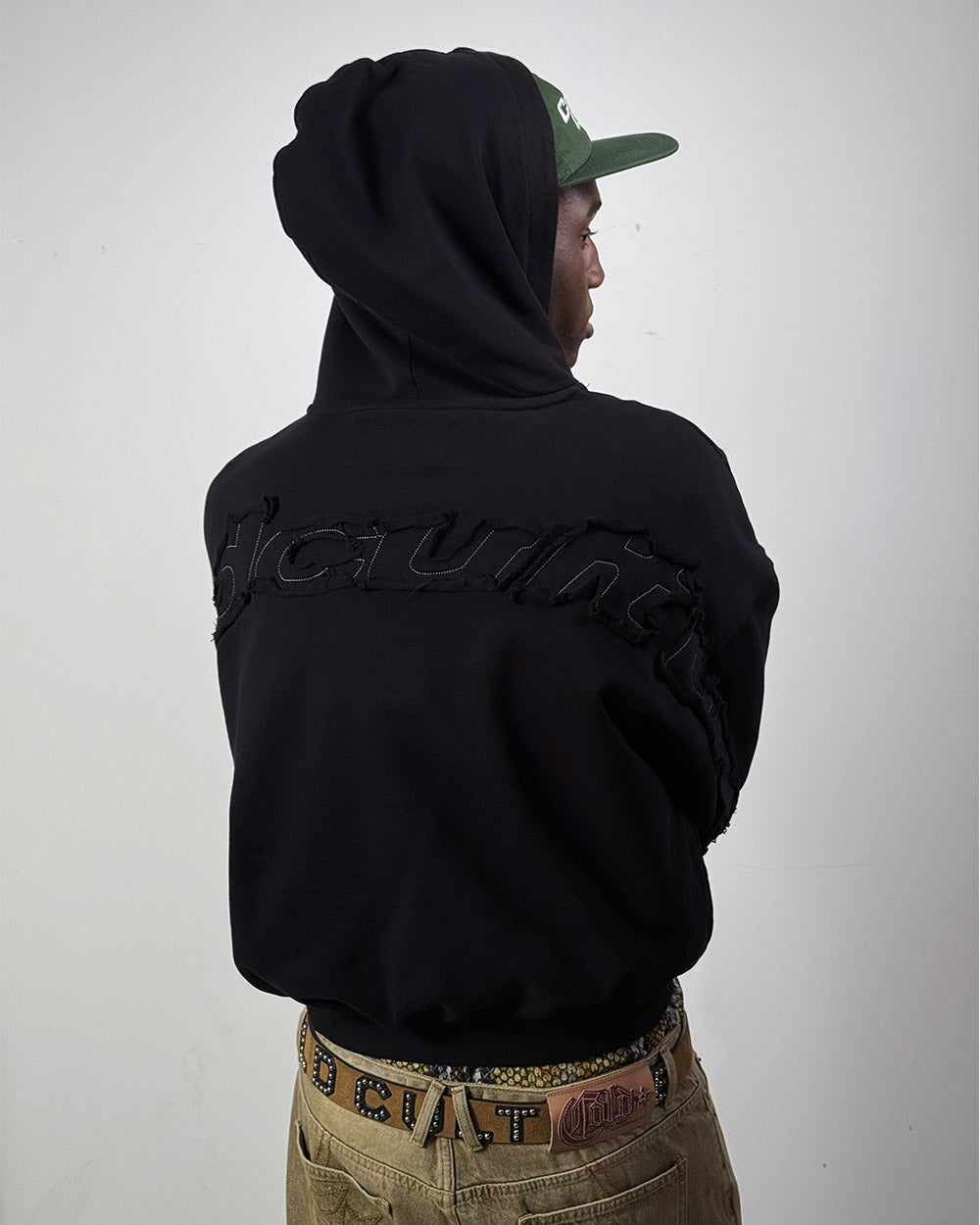 DISTRESS CURVED HOODIE BLACK