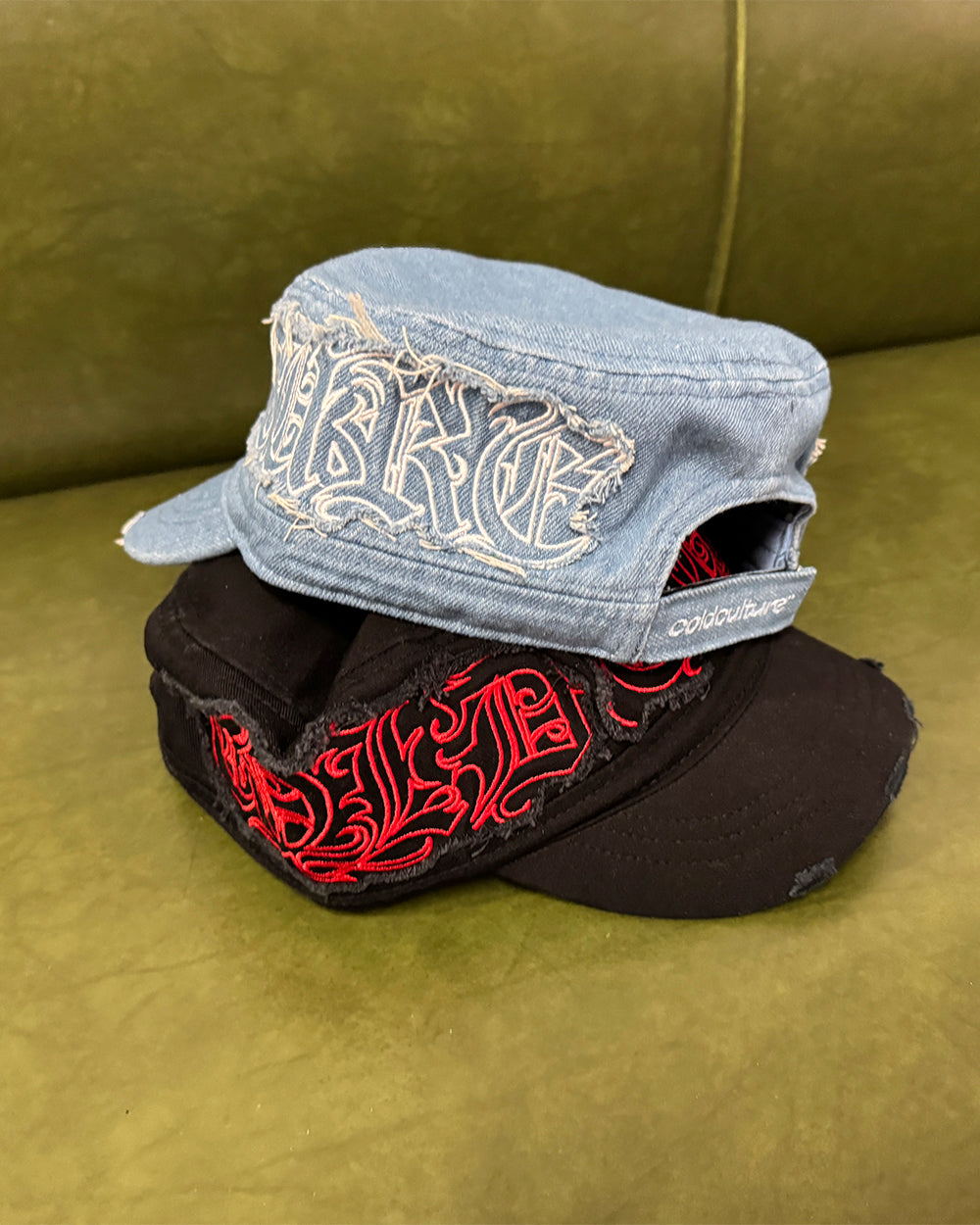 DISTRESS GOTHIC CAP BLACK