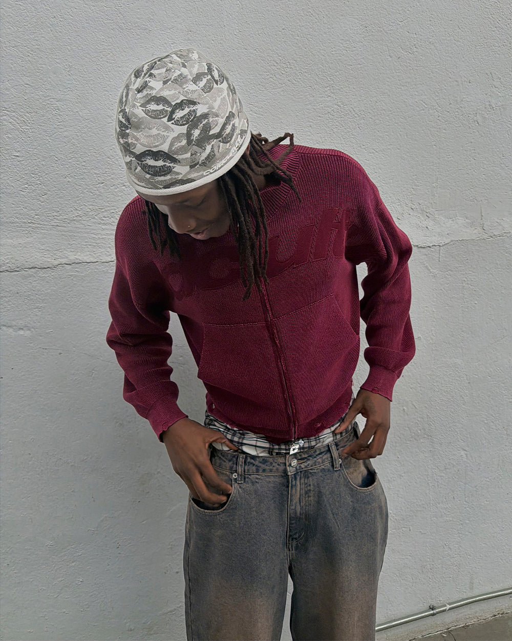 DISTRESS CURVED ZIP KNIT BURGUNDY