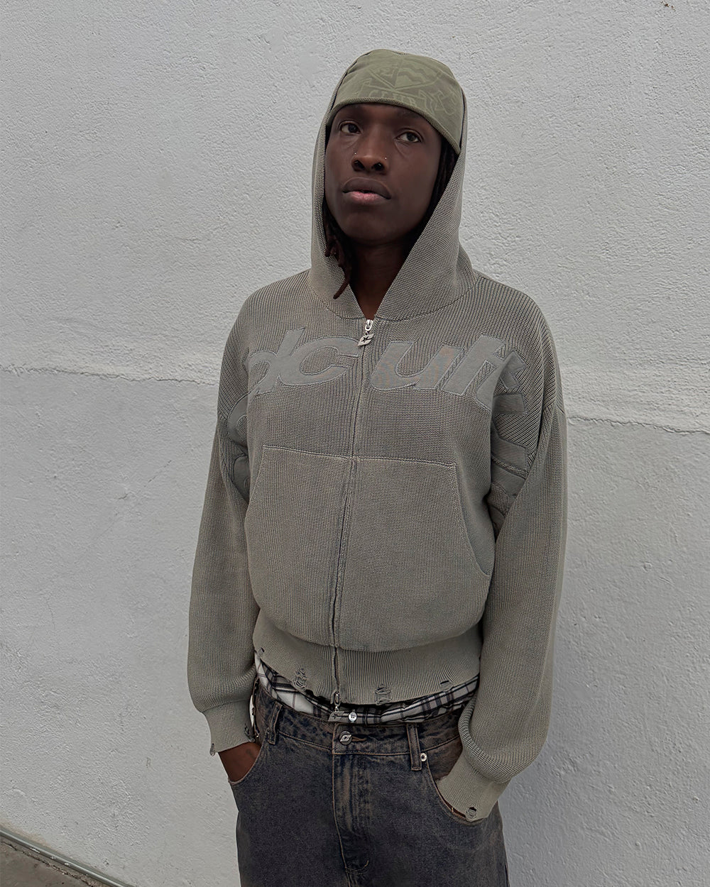 DISTRESS CURVED ZIP KNIT HOODIE GREY