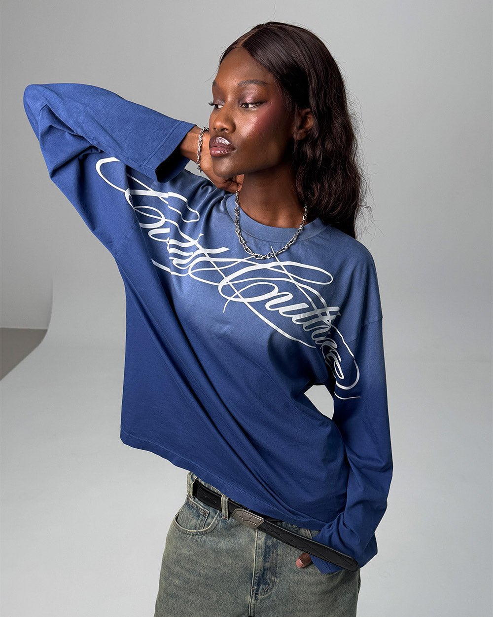 CROSSED SCRIPT LONGSLEEVE VIBRANT BLUE