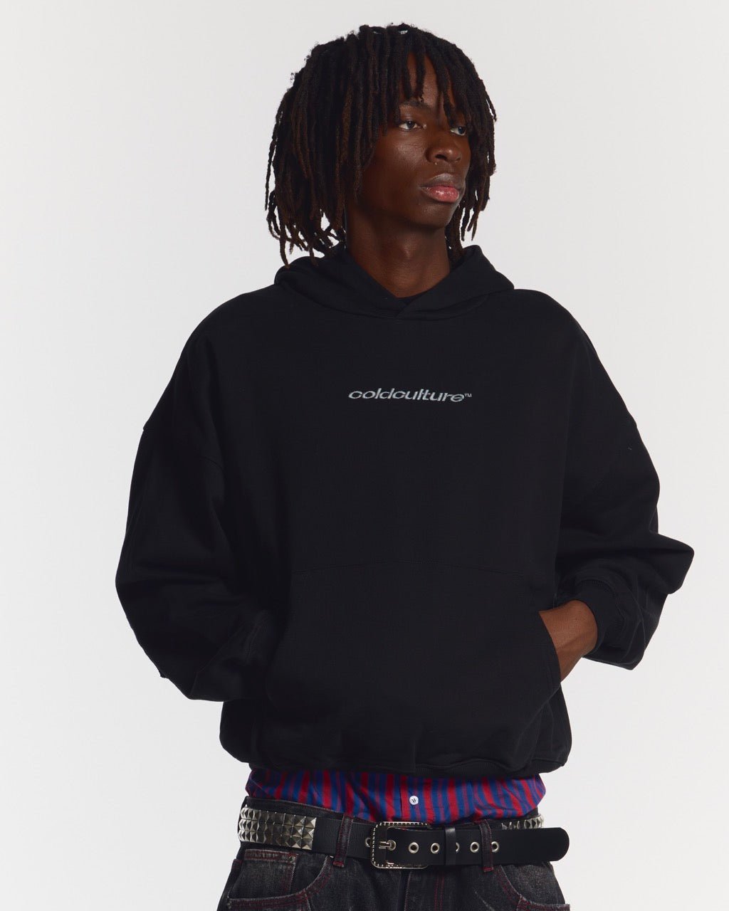 DISTRESS CURVED HOODIE BLACK - COLD CULTURE