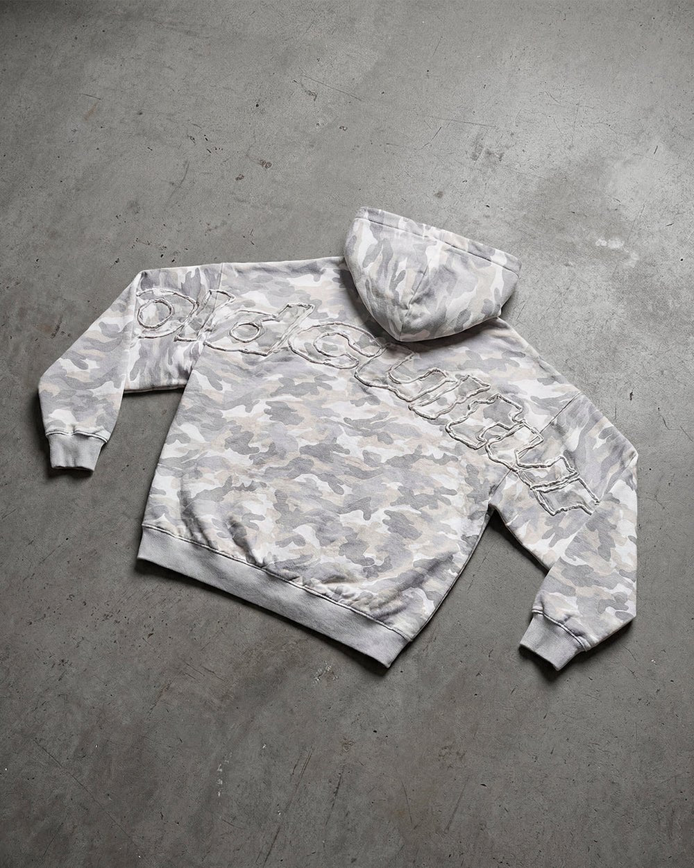 DISTRESS CURVED HOODIE CAMO GREY - Cold Culture