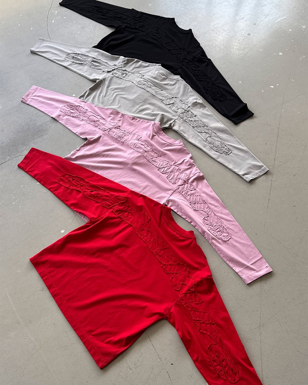 DISTRESS CURVED LONGSLEEVE RED - Cold Culture