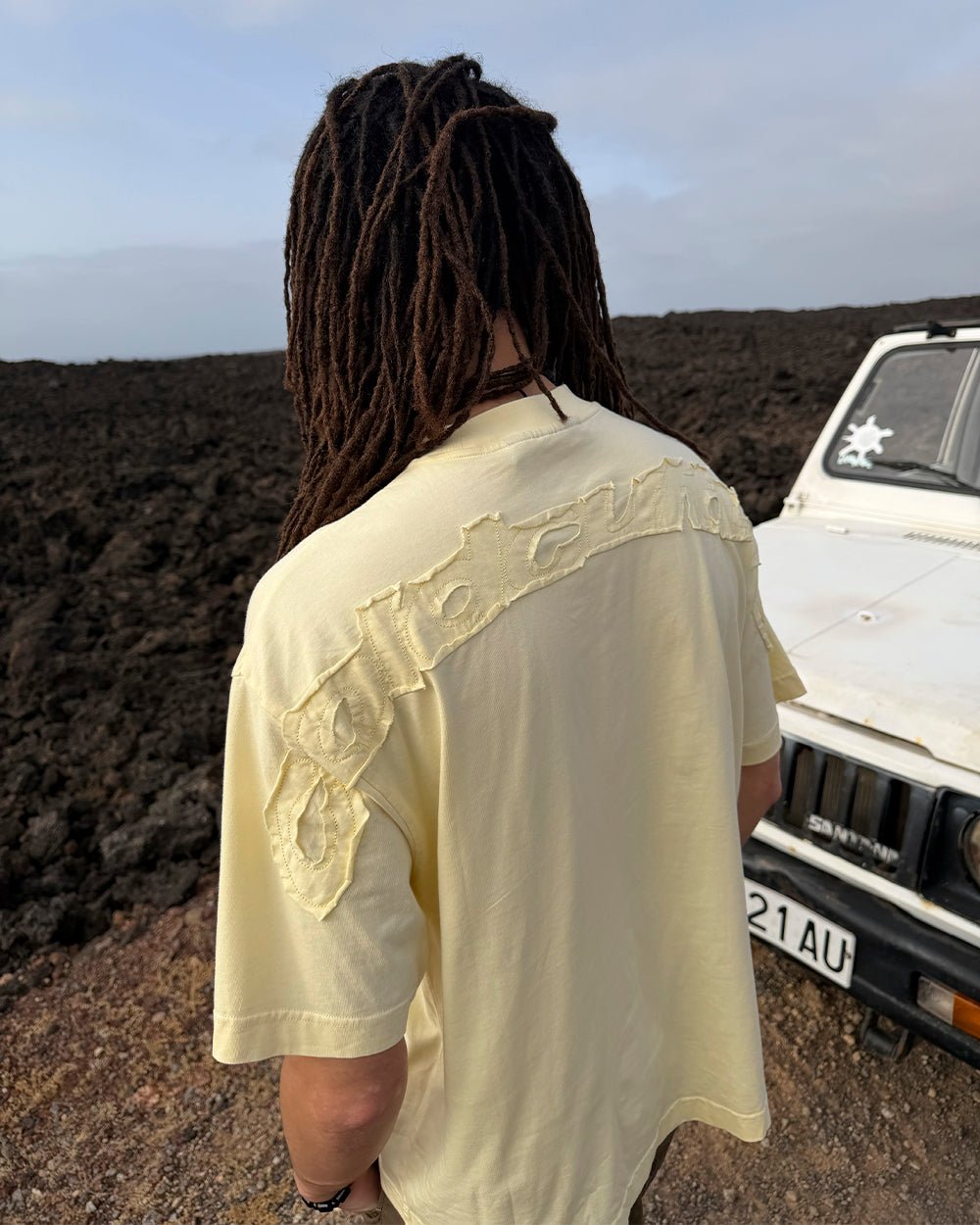 DISTRESS CURVED TEE YELLOW - Cold Culture