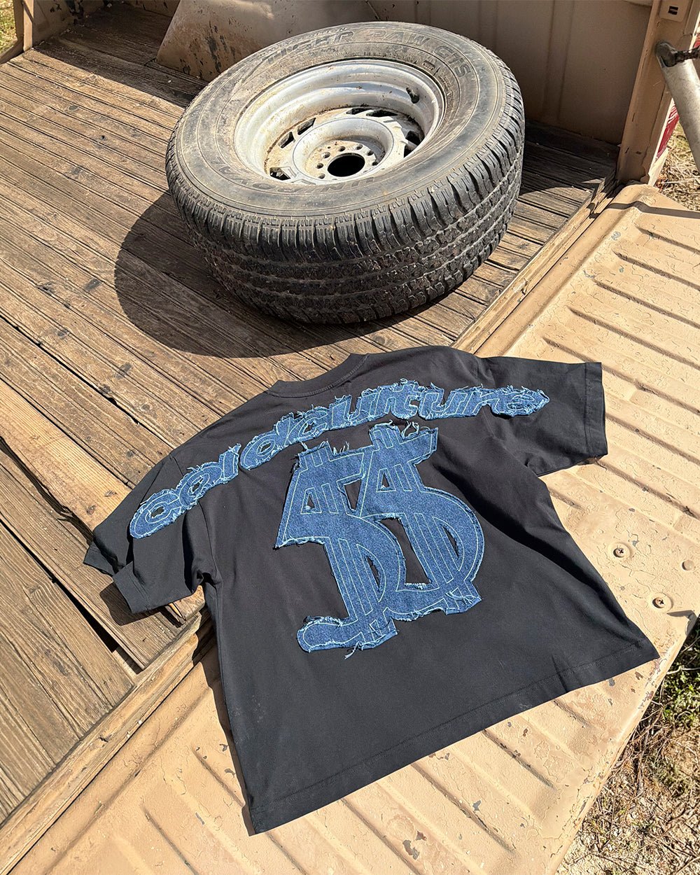DISTRESSED DOLLAR TEE BLACK - Cold Culture