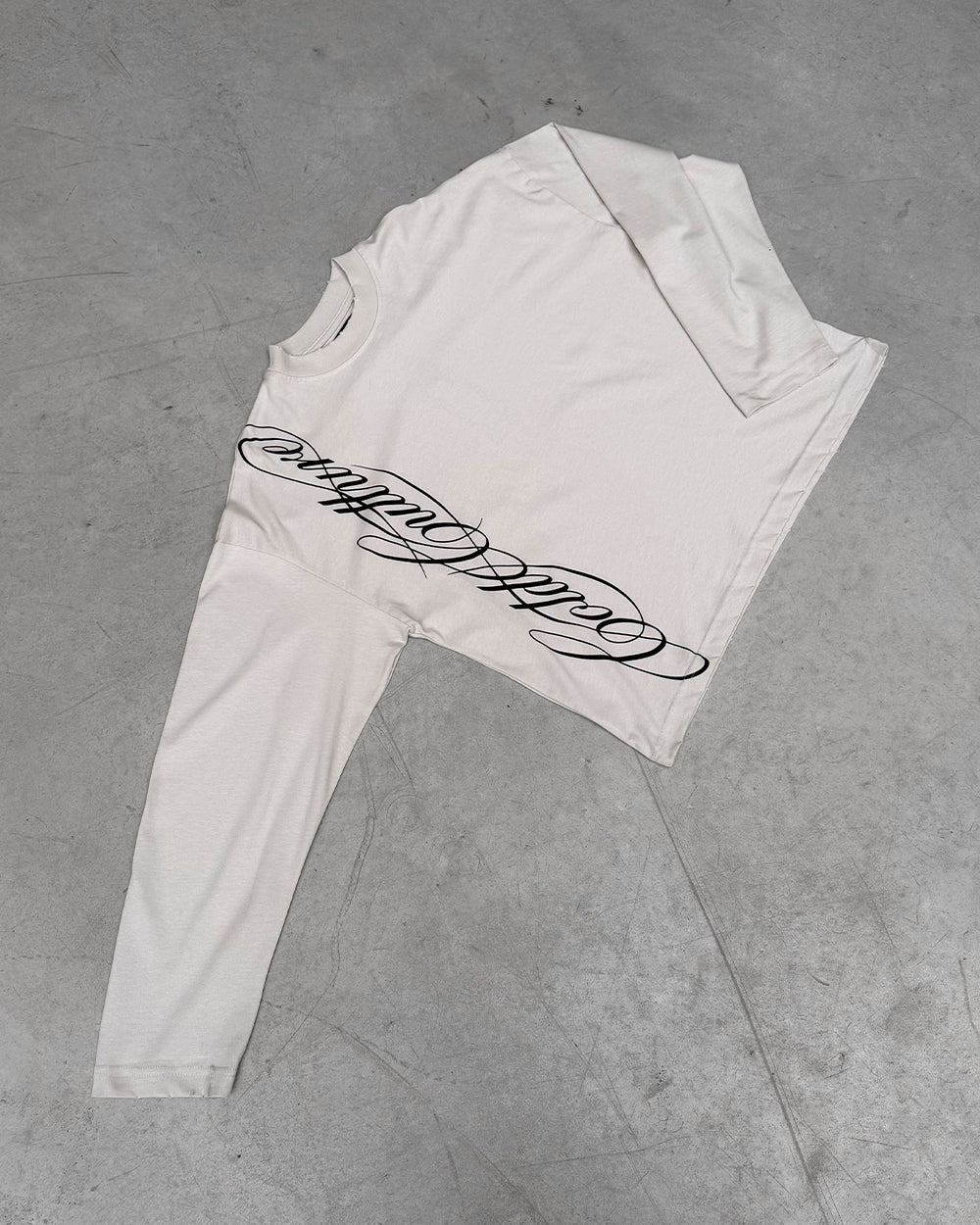 SCRIPT LONGSLEEVE TEE LIGHT GREY - Cold Culture