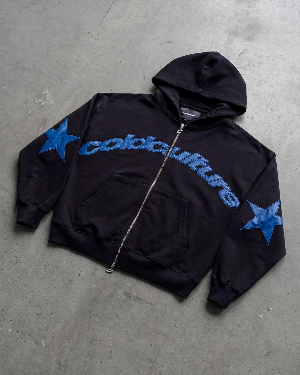STAR CURVED ZIP HOODIE BLACK - Cold Culture