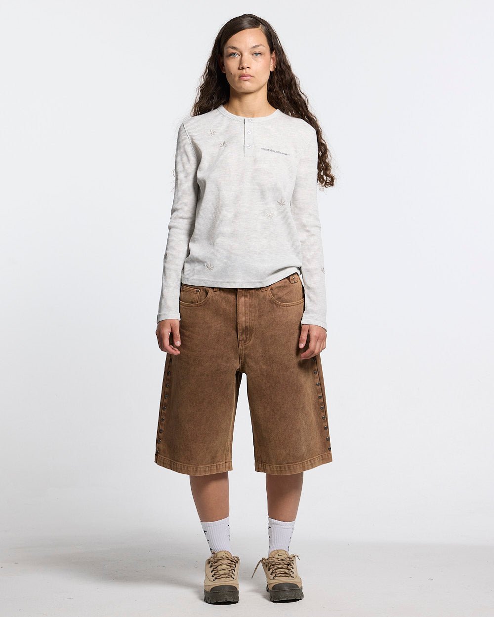 STUDS SHORT BROWN - Cold Culture