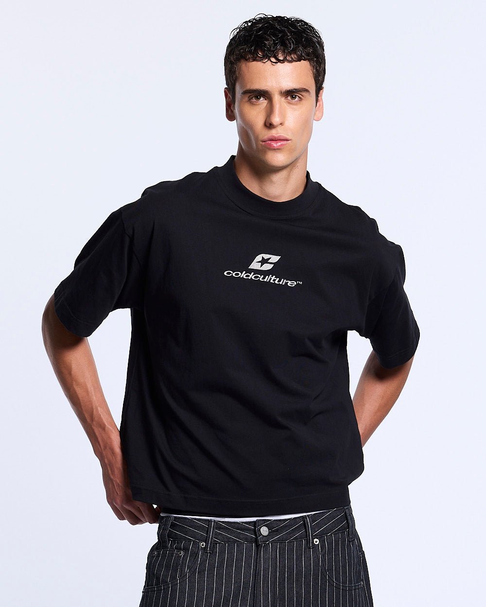 TRTN DISTRESS CURVED TEE BLACK - Cold Culture
