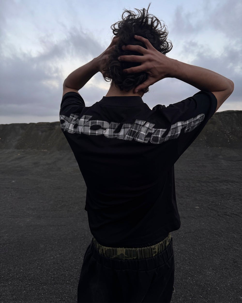 TRTN DISTRESS CURVED TEE BLACK - Cold Culture